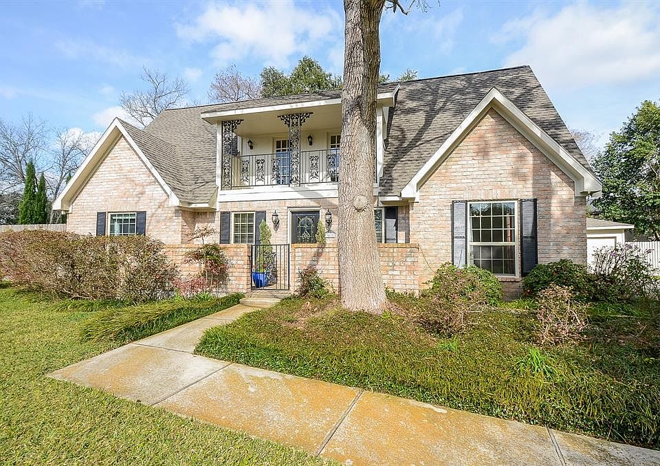 Welcome to this adorable home on wonderfully spacious cul-de-sac lot. Sporting a new roof, this home has been lovingly maintained and ready for the next lucky owner. Come on in and take a look around.