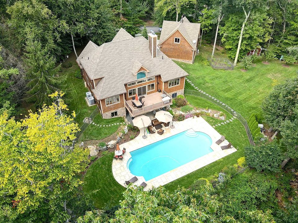 1st image of 32 Sylvia Barlow Way