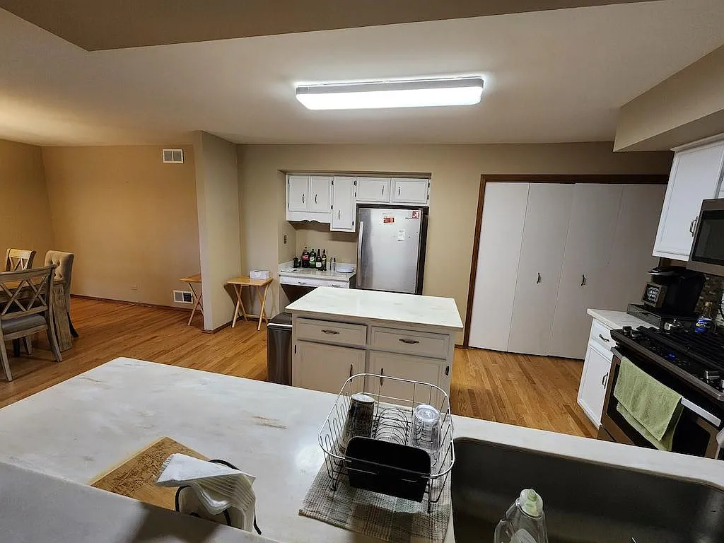 3 bed, 2119 sqft, $3,100 — Photo 3
