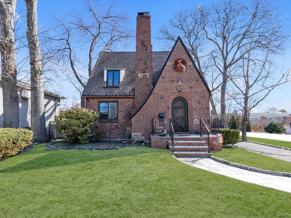 61 Livingston Avenue, Babylon, NY 11702