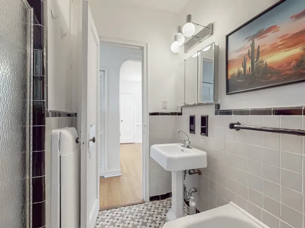 69-40 Yellowstone Boulevard image 17 of 21