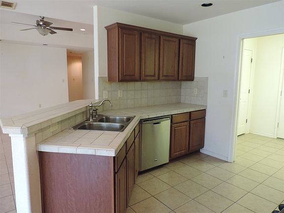 5th image of 102 Oleander Dr
