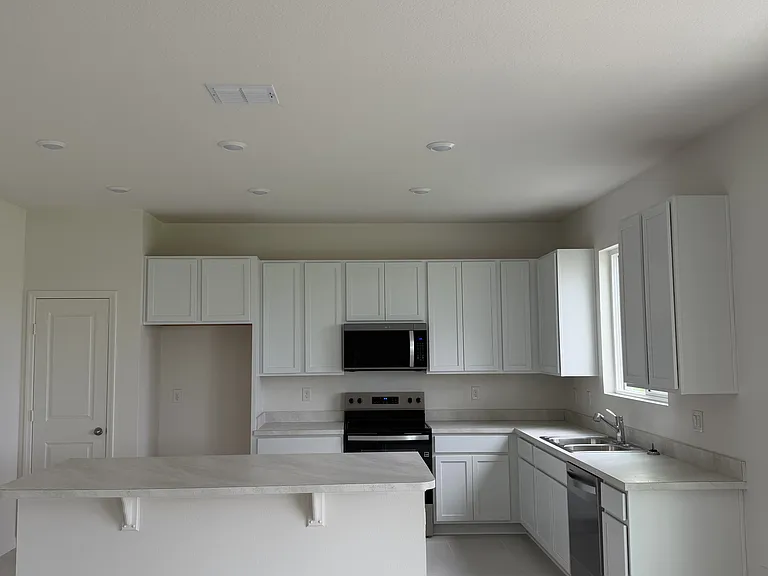 1143 Astoria Dr — Photo 6