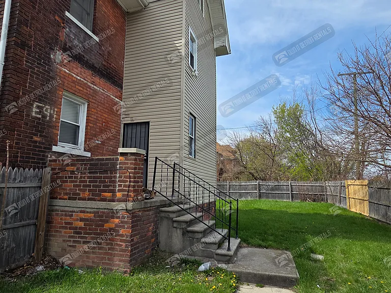1998 E Grand Blvd — Photo 4