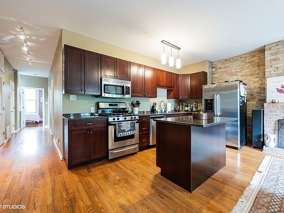 2nd image of 840 W Wrightwood Ave #3