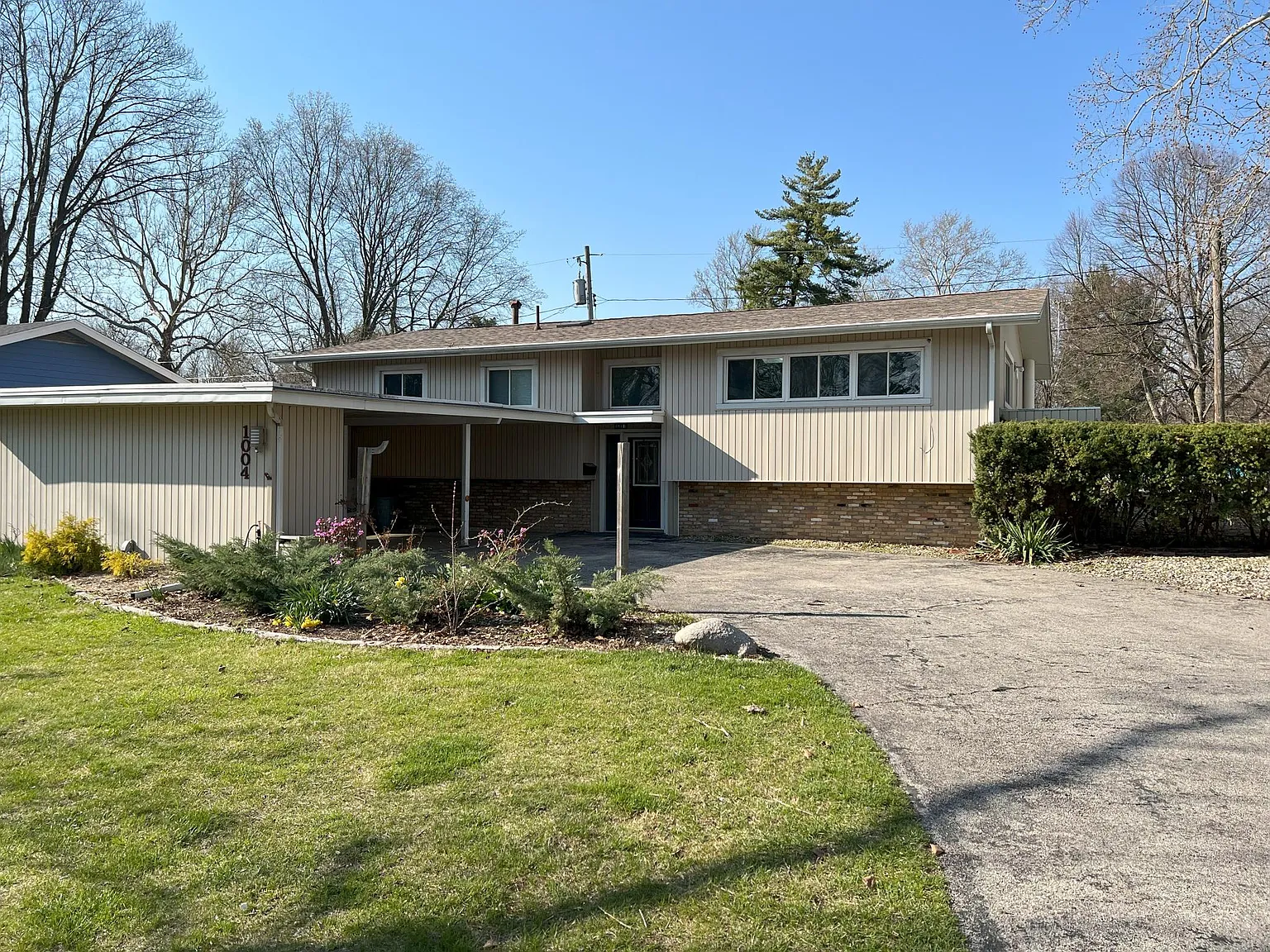 1004 E Sunnycrest Dr photo 1