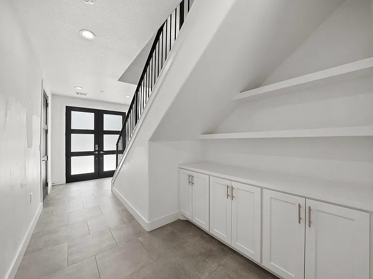 5345 Larkin St — Photo 5