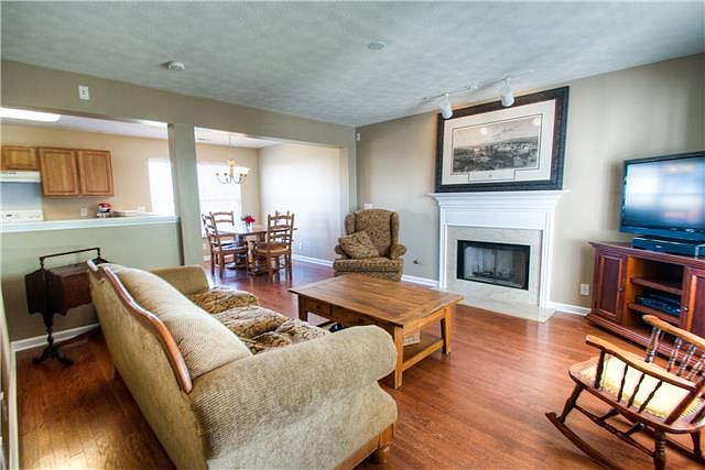 2nd image of 4136 Longfellow Dr