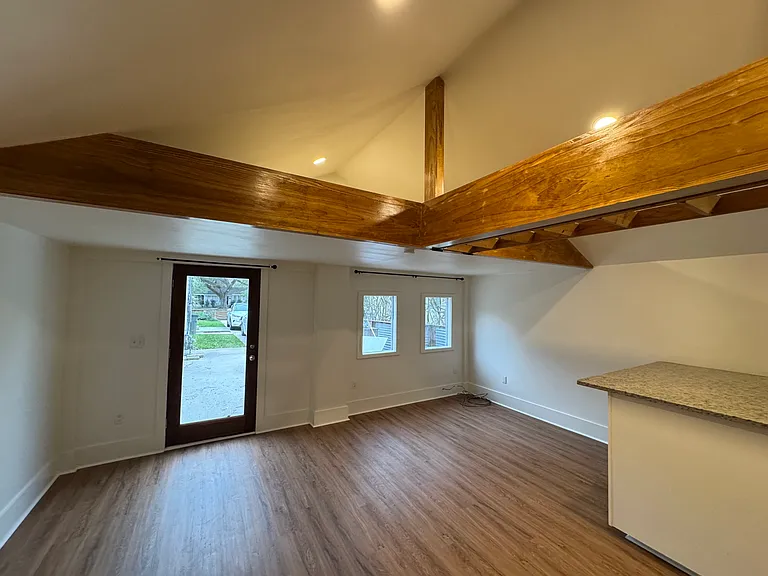 1529 Moreland Ave — Photo 1