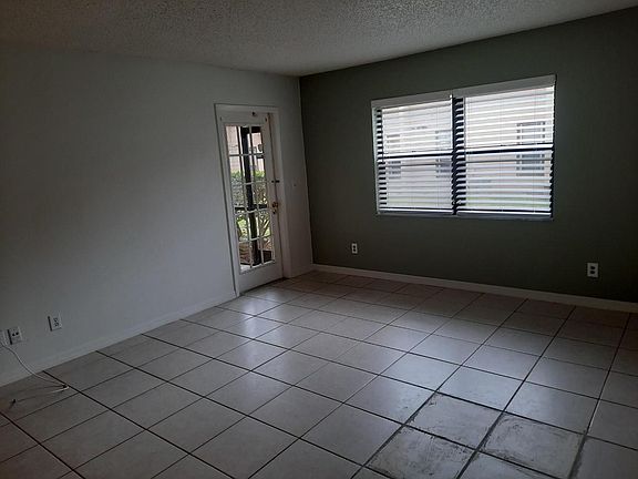 4th image of 2400 SE Garden Ter