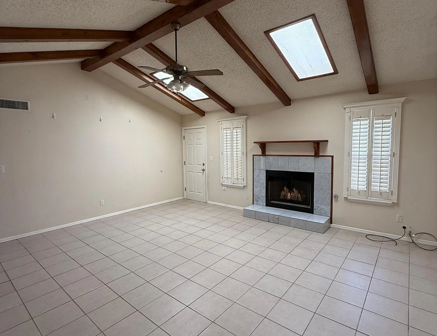 3 bed, 3.0 bath, 1437 sqft, $1,800 — Photo 4