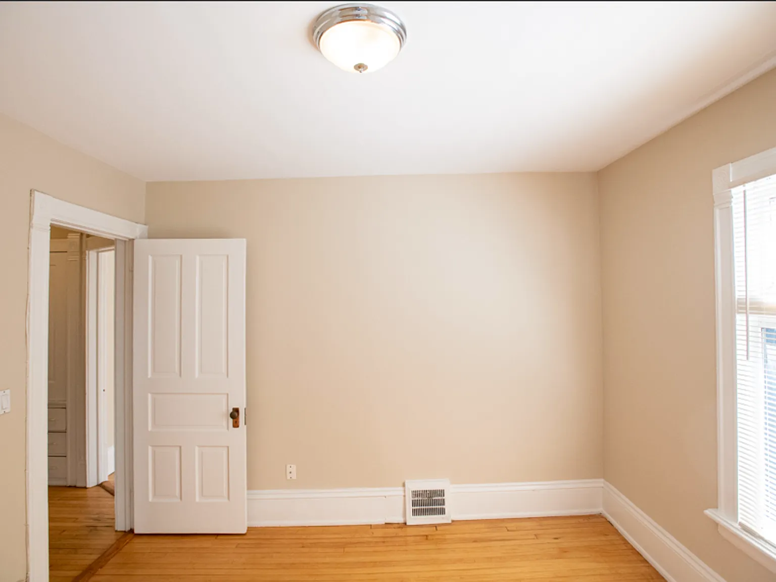$1345 2 Bedroom Upper Flat Near UWM - 2728 N Murray — Photo 4