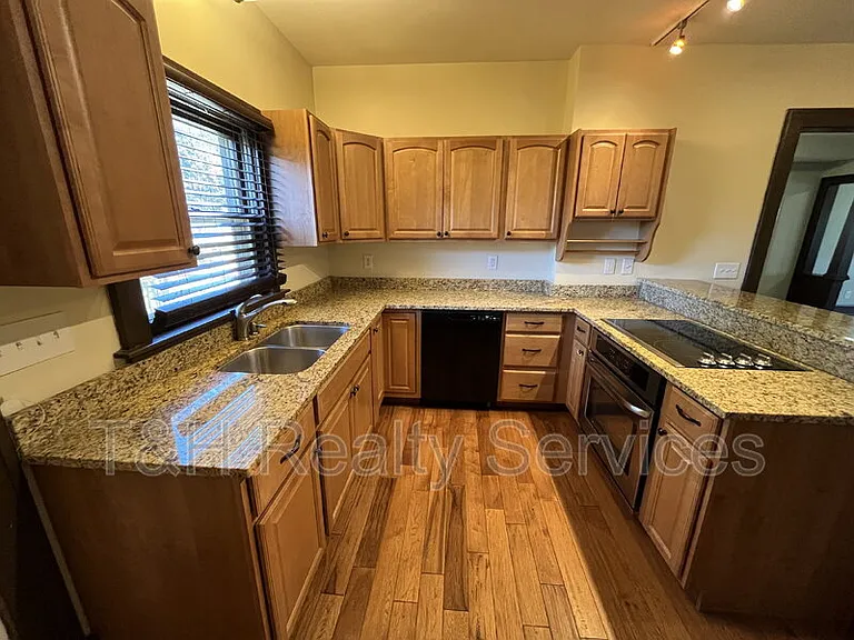 932 E Morris St — Photo 5