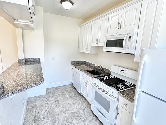 5th image of 700 Steiner St #206