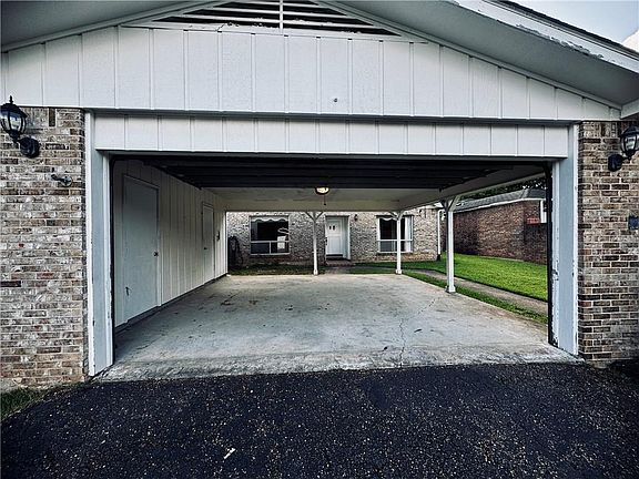 5th image of 8 Cobblestone Way W