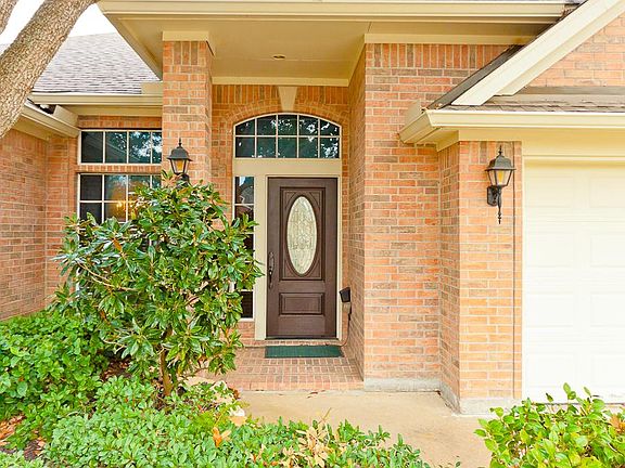 BEAUTIFUL ALL BRICK HOME OFFERS A NICE PORCH!