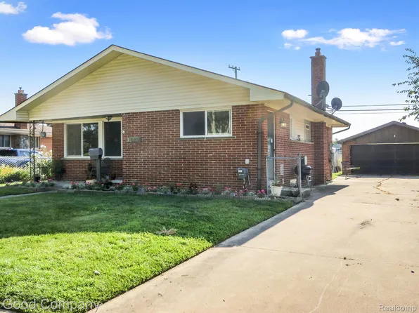 35417 Golden Dr, Clinton Township, MI 48035