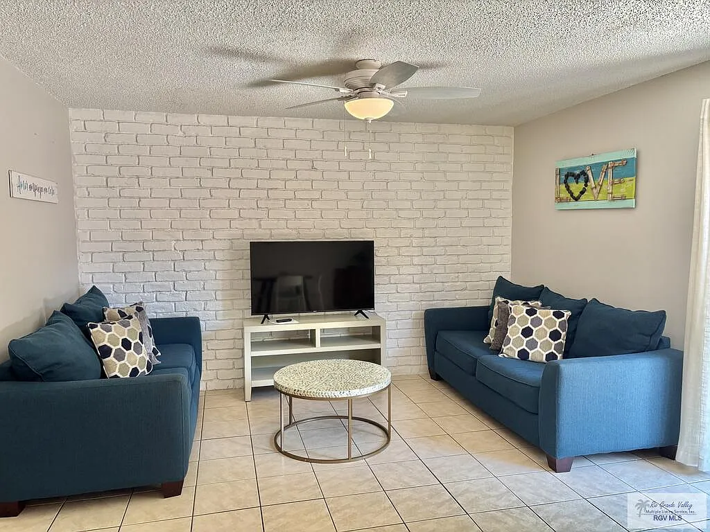 2 bed, 1.0 bath, 1144 sqft, $1,700 — Photo 2