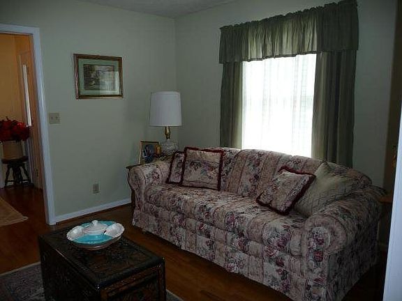 3rd image of 19460 Oakwood Dr