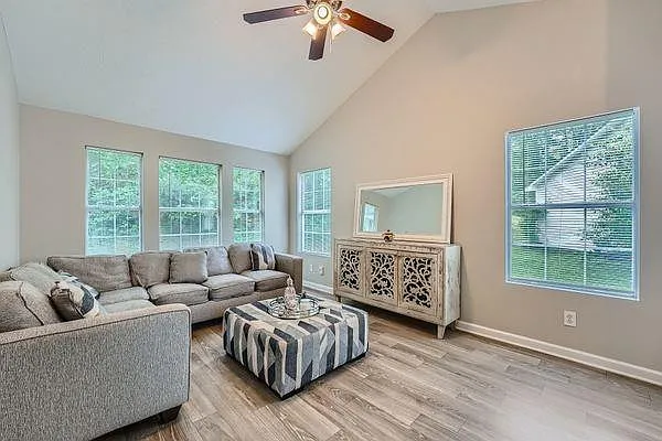 3 bed, 2.5 bath, 1402 sqft, $2,200 — Photo 3