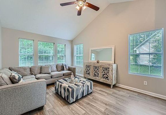 3rd image of 5485 Tunbridge Wells Rd