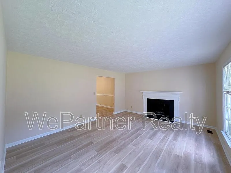 3 bed, 2.5 bath, 1947 sqft, $1,795 — Photo 2