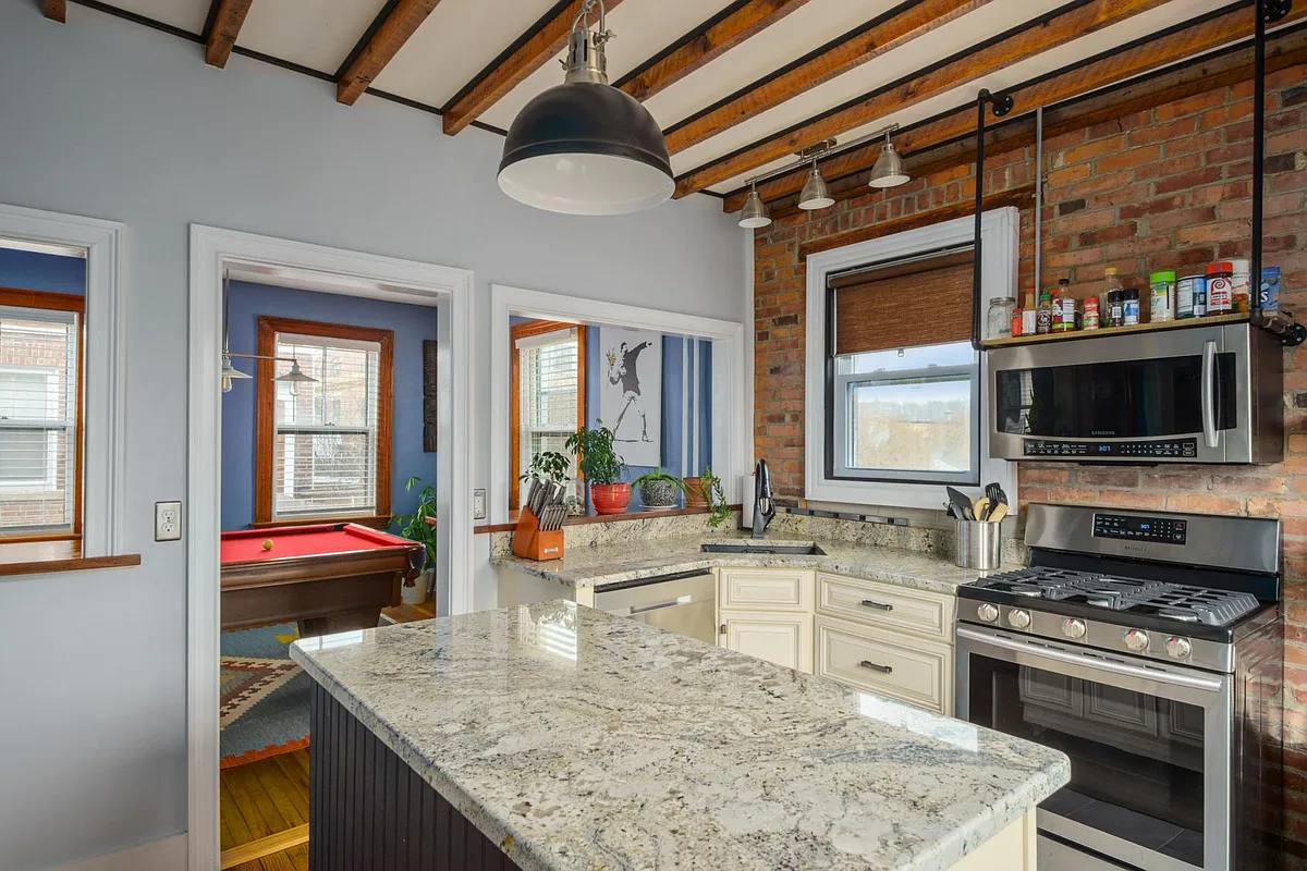 Building Photo - 209 3rd St