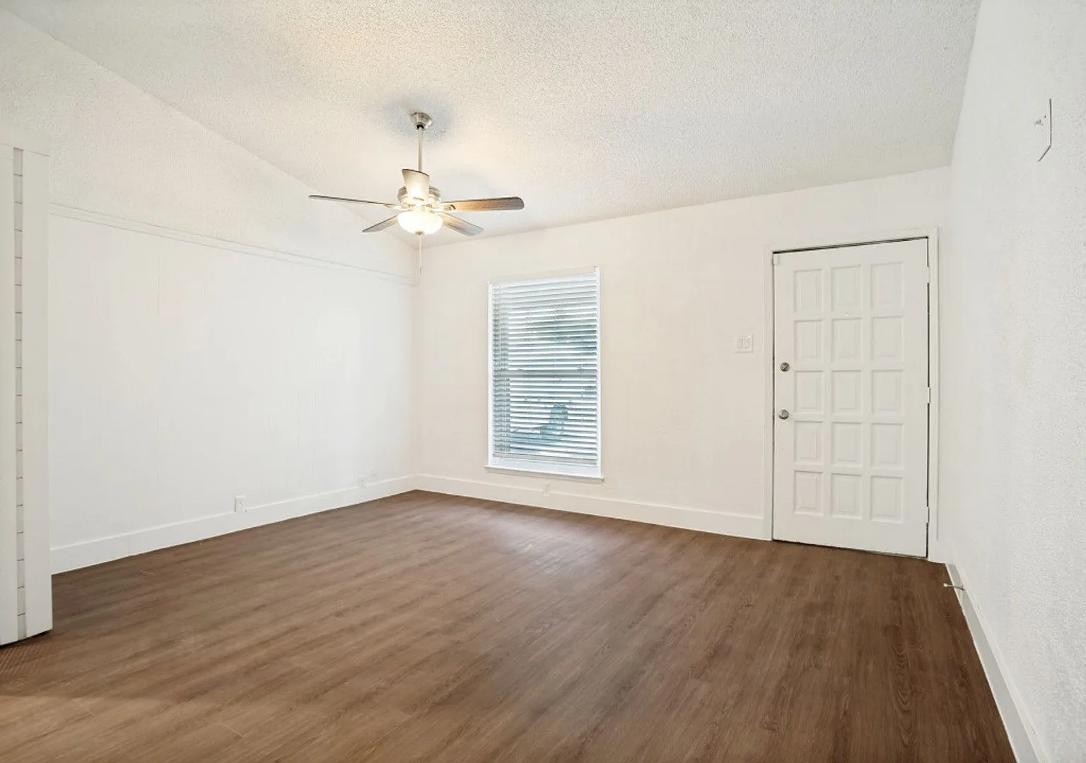 Freshly Renovated 3 Bedroom House in Plano! — Photo 2