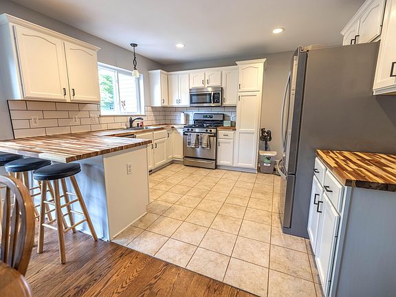 5th image of 576 Cove View Dr