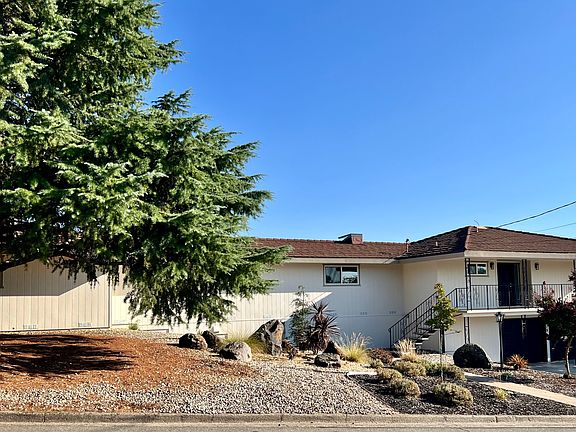 2nd image of 1618 Country Club Dr