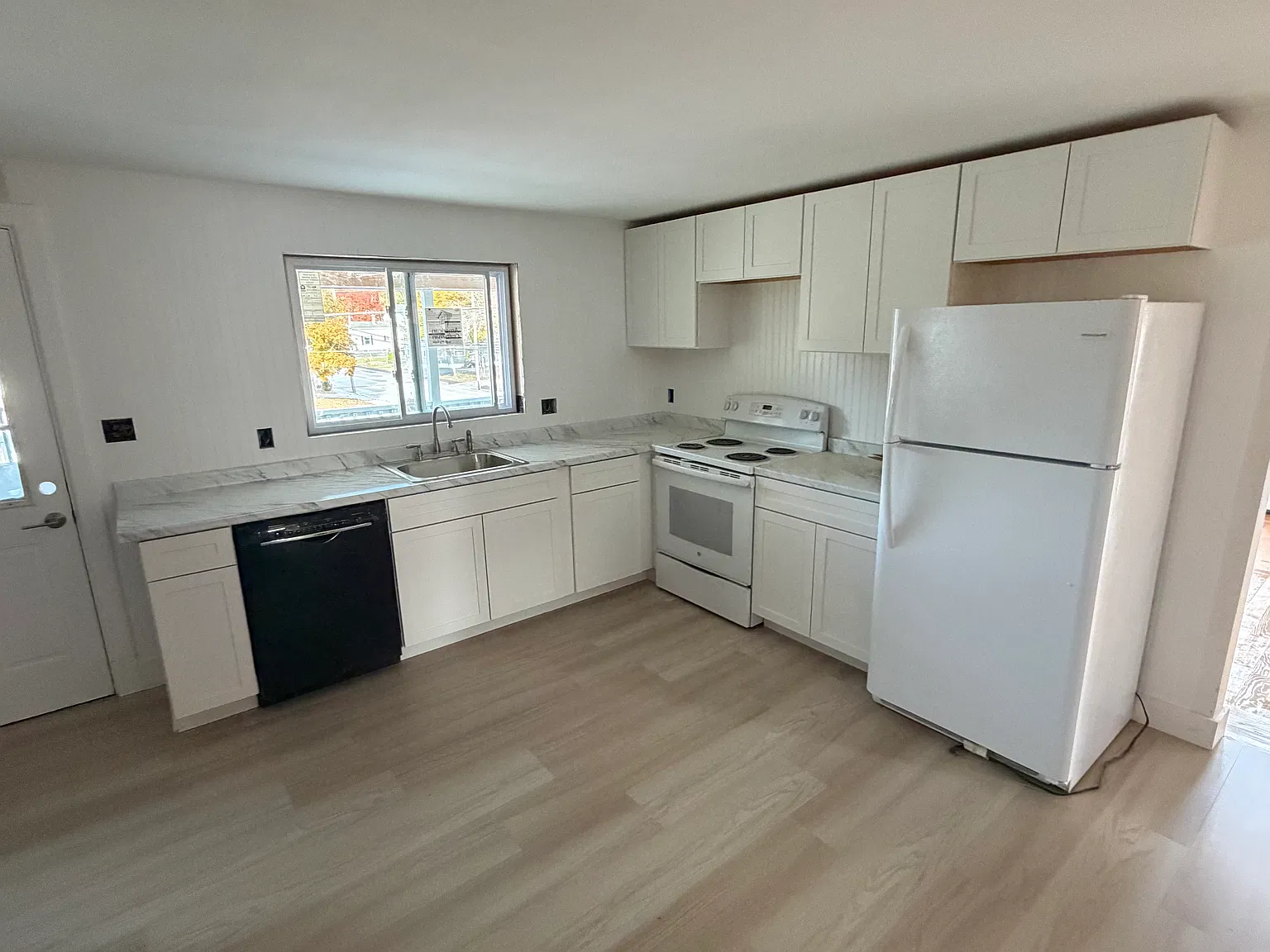 3 bed, 1000 sqft, $2,500 — Photo 4