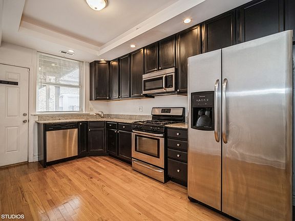 2nd image of 7021 N Greenview Ave APT 1S
