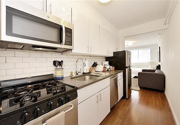 3rd image of 140 W 19th St APT 7b