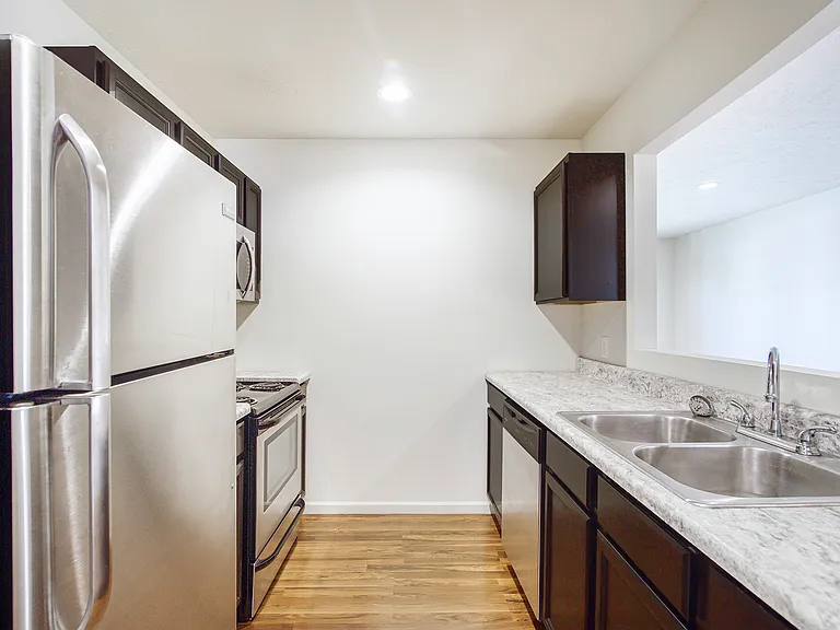 2643 Redwood Ave — Photo 9