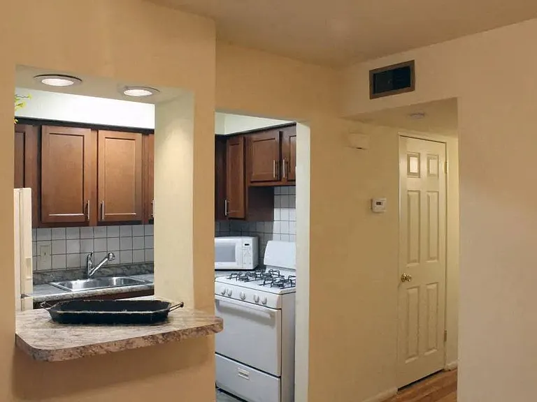 White Bluff Apartments — Photo 26