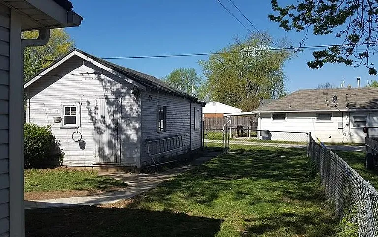 998 S Monroe St — Photo 6