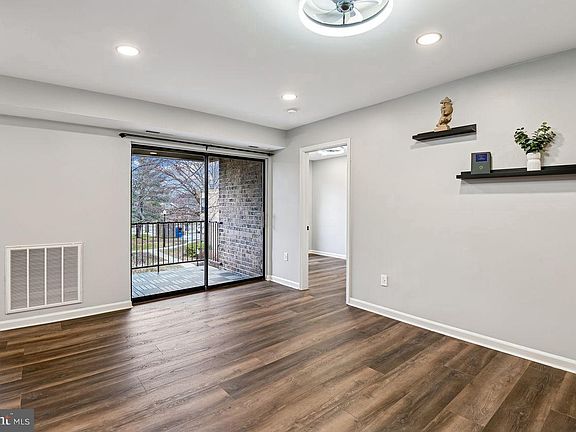 5th image of 19 Silverwood Cir APT 11