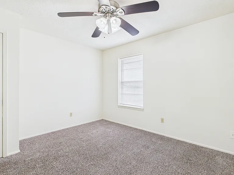 807 Frio Cir — Photo 9