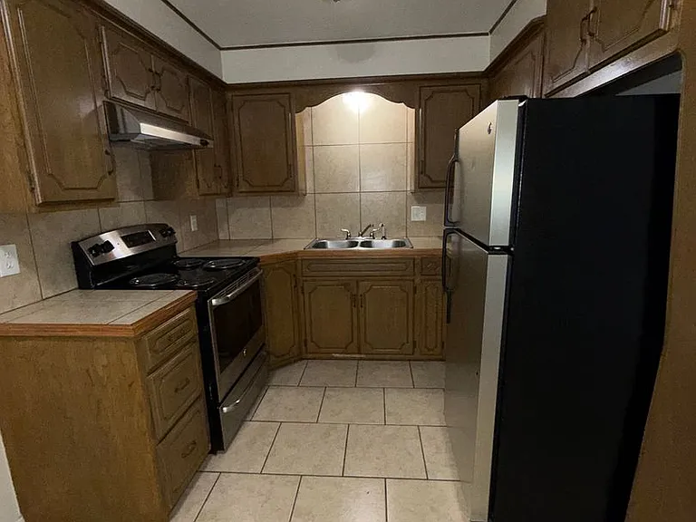 834A E 6th St — Photo 3