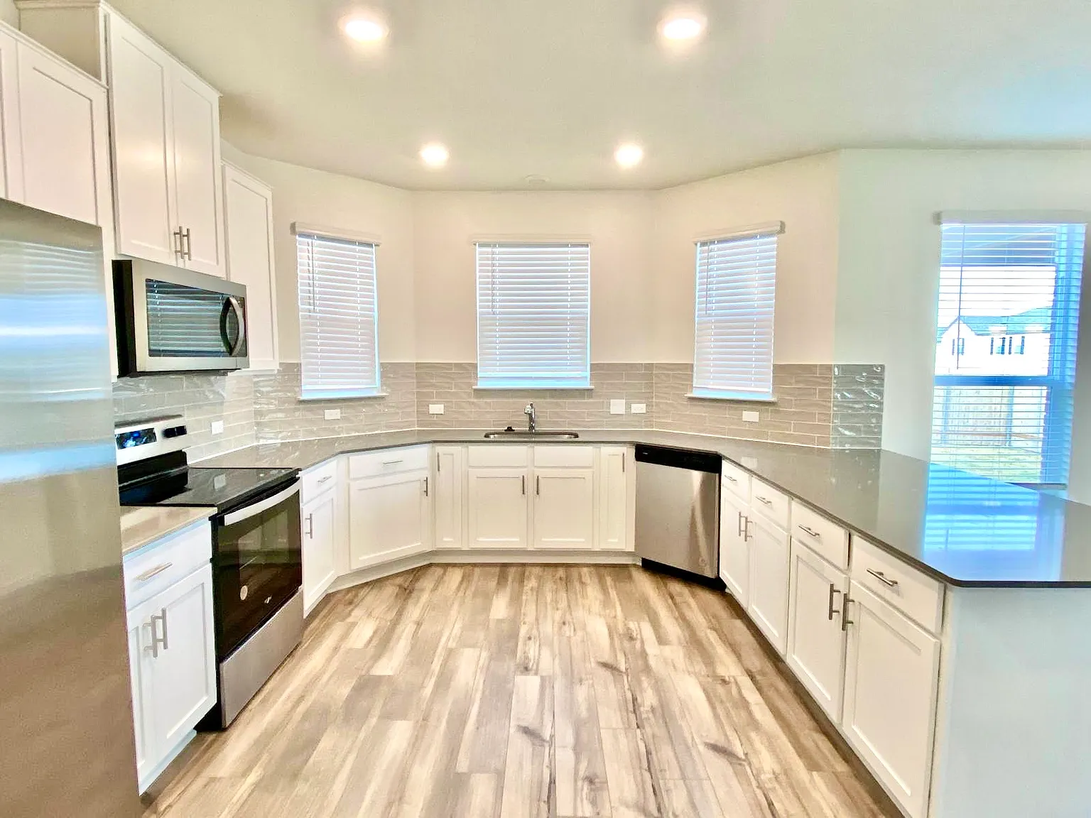 3 bed, 2.5 bath, 2070 sqft, $2,150 — Photo 4