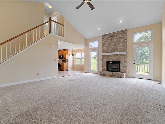 3rd image of 724 James Ln