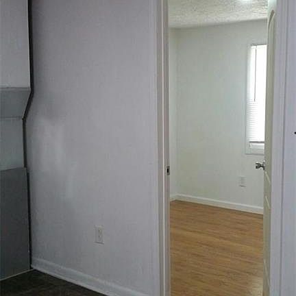 5th image of 2711 Burton Ave