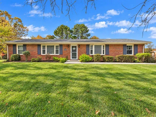 1913 McVitty Rd, Salem, VA 24153