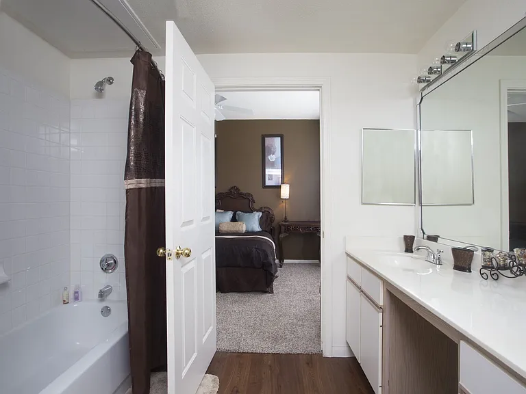 Las Palmas Apartments — Photo 4