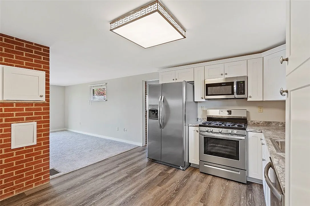 3 bed, 1062 sqft, $2,000 — Photo 3