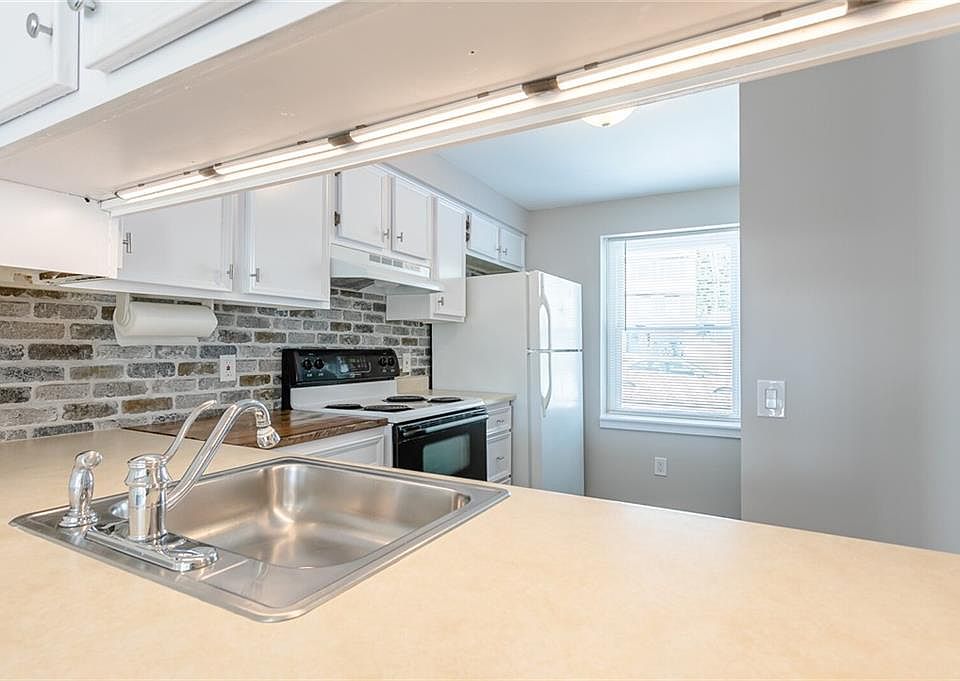 1st image of 3243 Sherwood Dr #0
