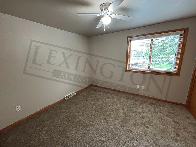 3222 Lakeview Dr — Photo 4