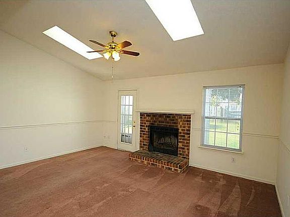 4th image of 1885 Bernstein Dr