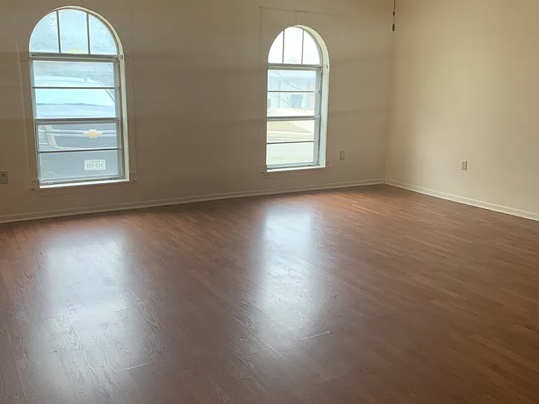 909 Tammy Dr — Photo 3