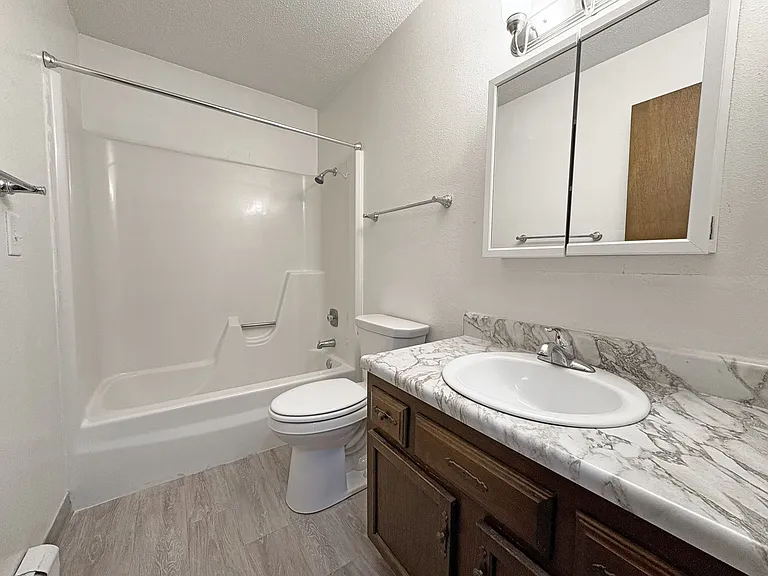 Condo Style 2 bedroom Apartment in SE Minot — Photo 5